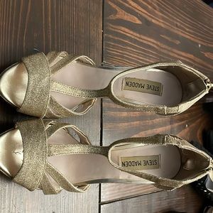 Steve Madden Emele Gold Glitter T-strap heels. Size 7.
